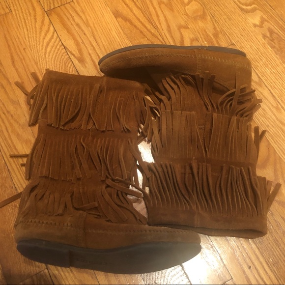 MINNETONKA FRINGE BOOTS - Picture 2 of 6